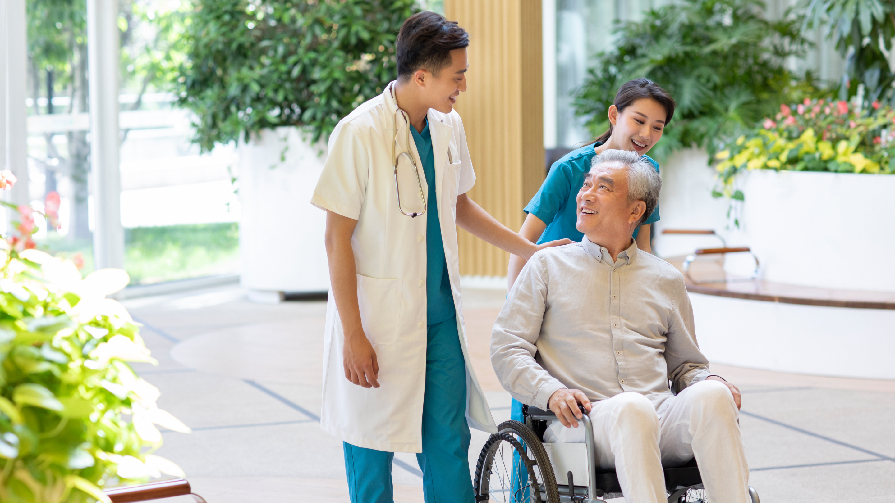 재활운동센터에서 보행 보조 및 운동 치료를 진행하는 모습